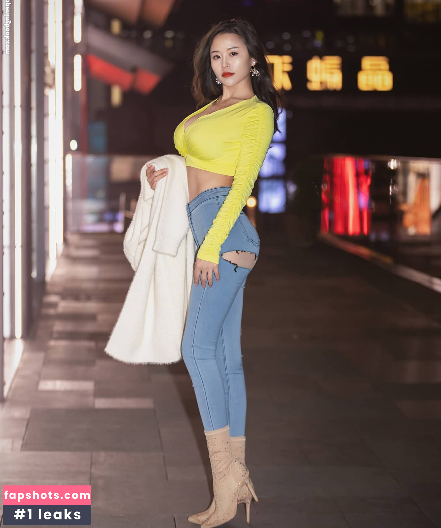 Echo Yue gallery photo #58