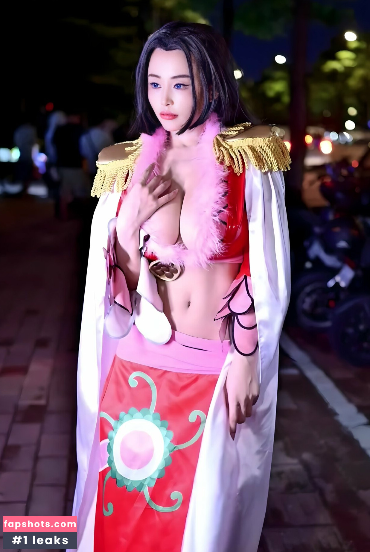 Echo Yue gallery photo #7