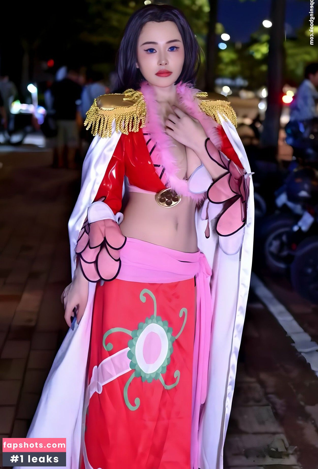 Echo Yue gallery photo #8