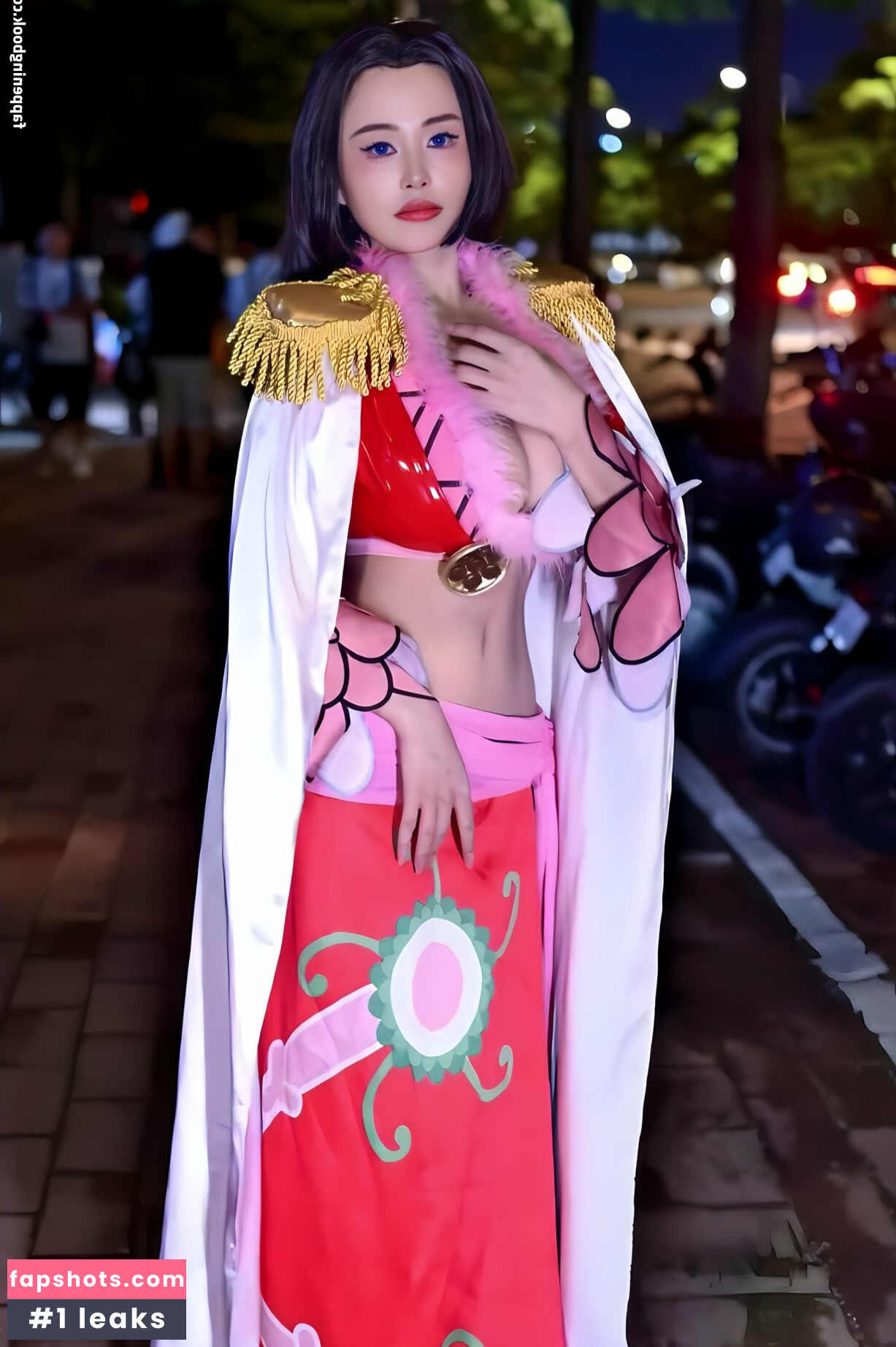 Echo Yue gallery photo #9