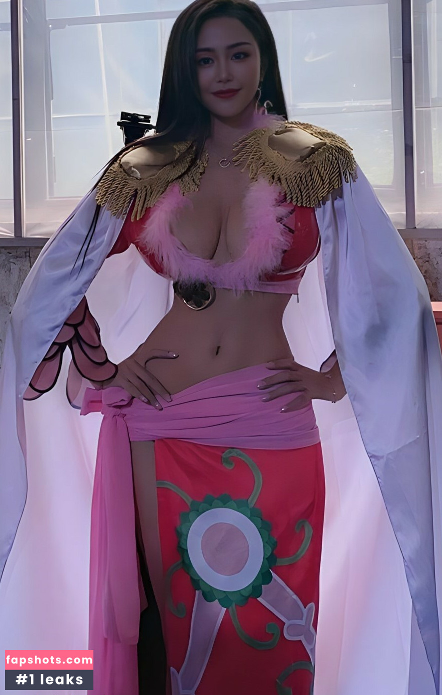 Echo Yue gallery photo #10