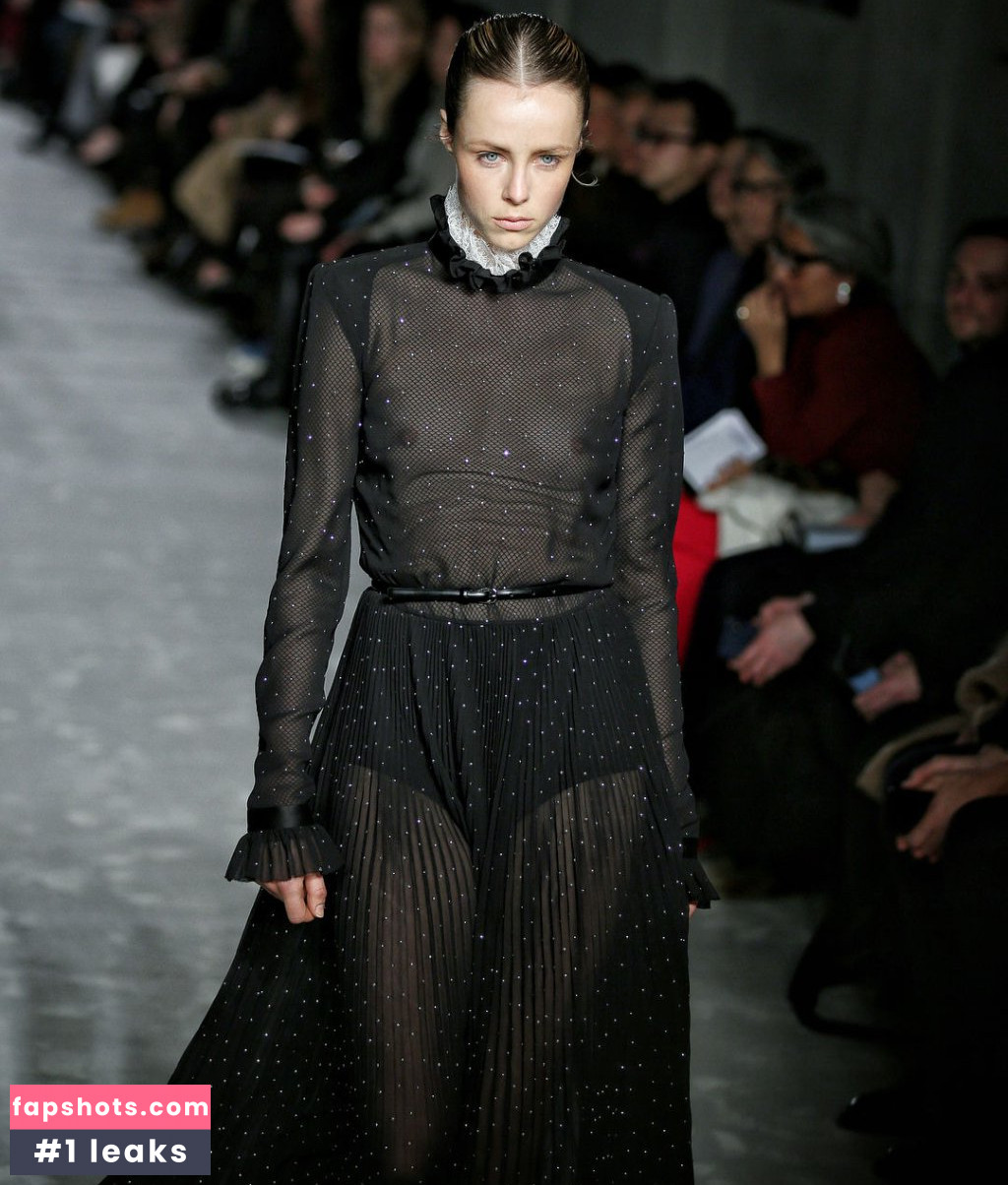 Edie Campbell gallery photo #67