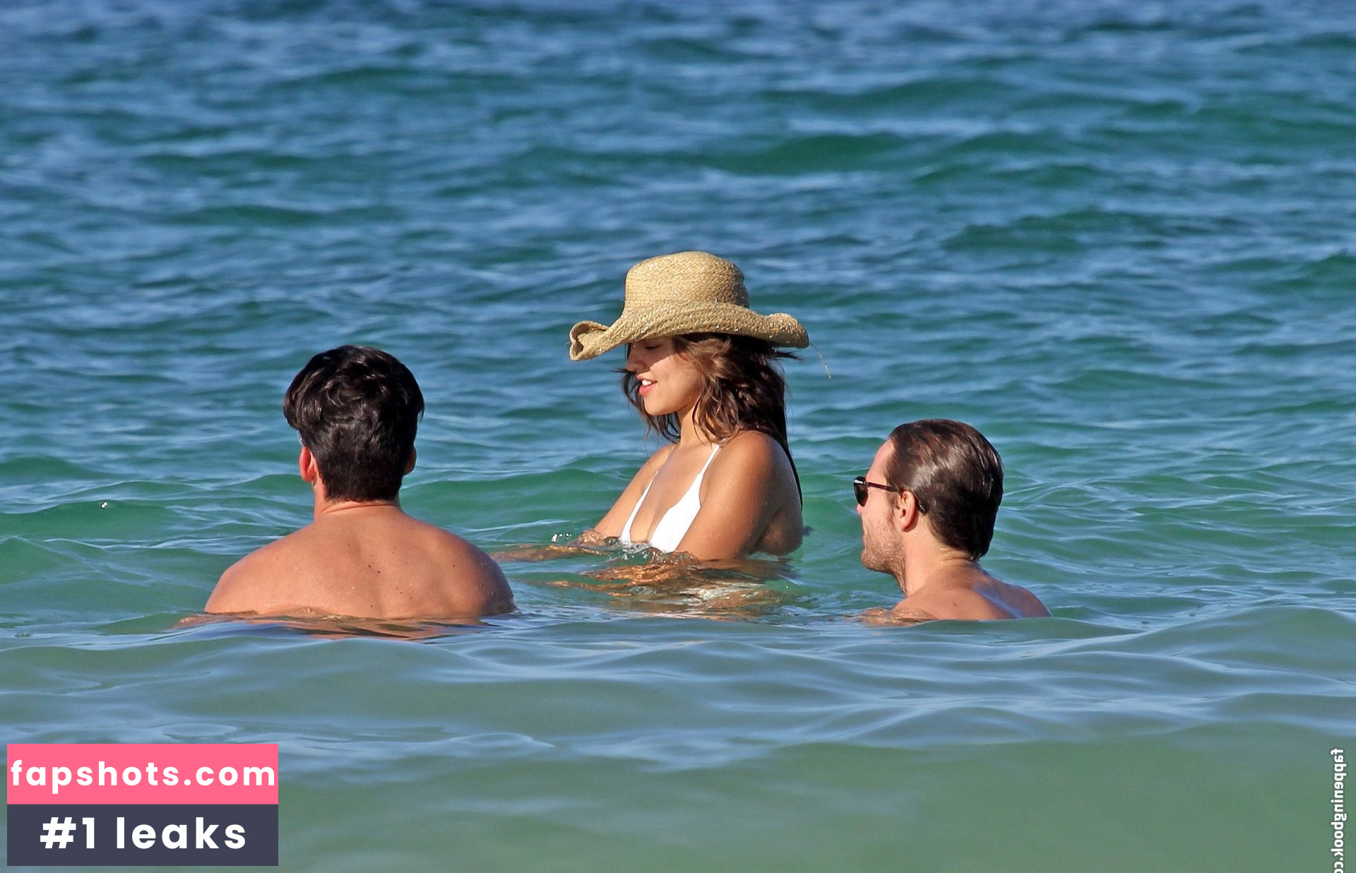 Eiza González gallery photo #1370