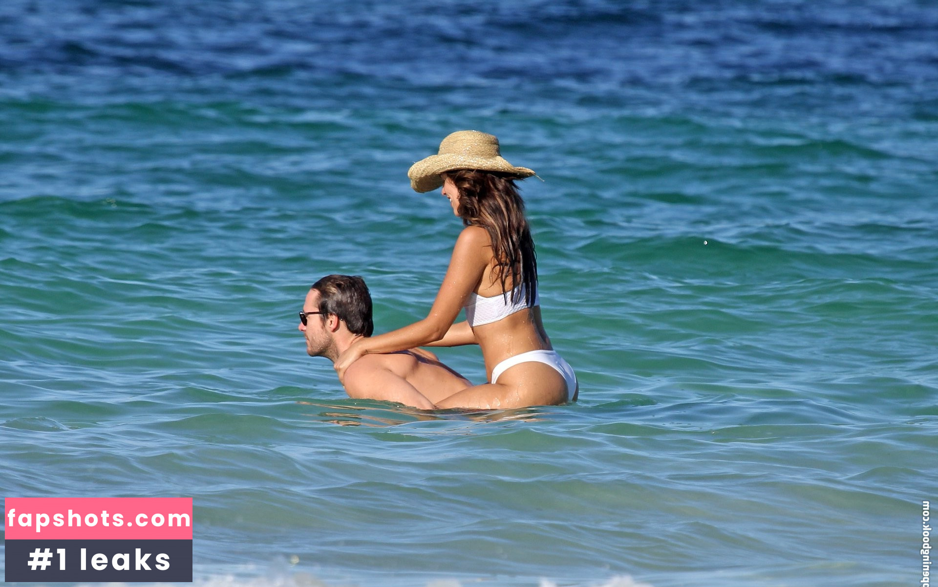 Eiza González gallery photo #1371