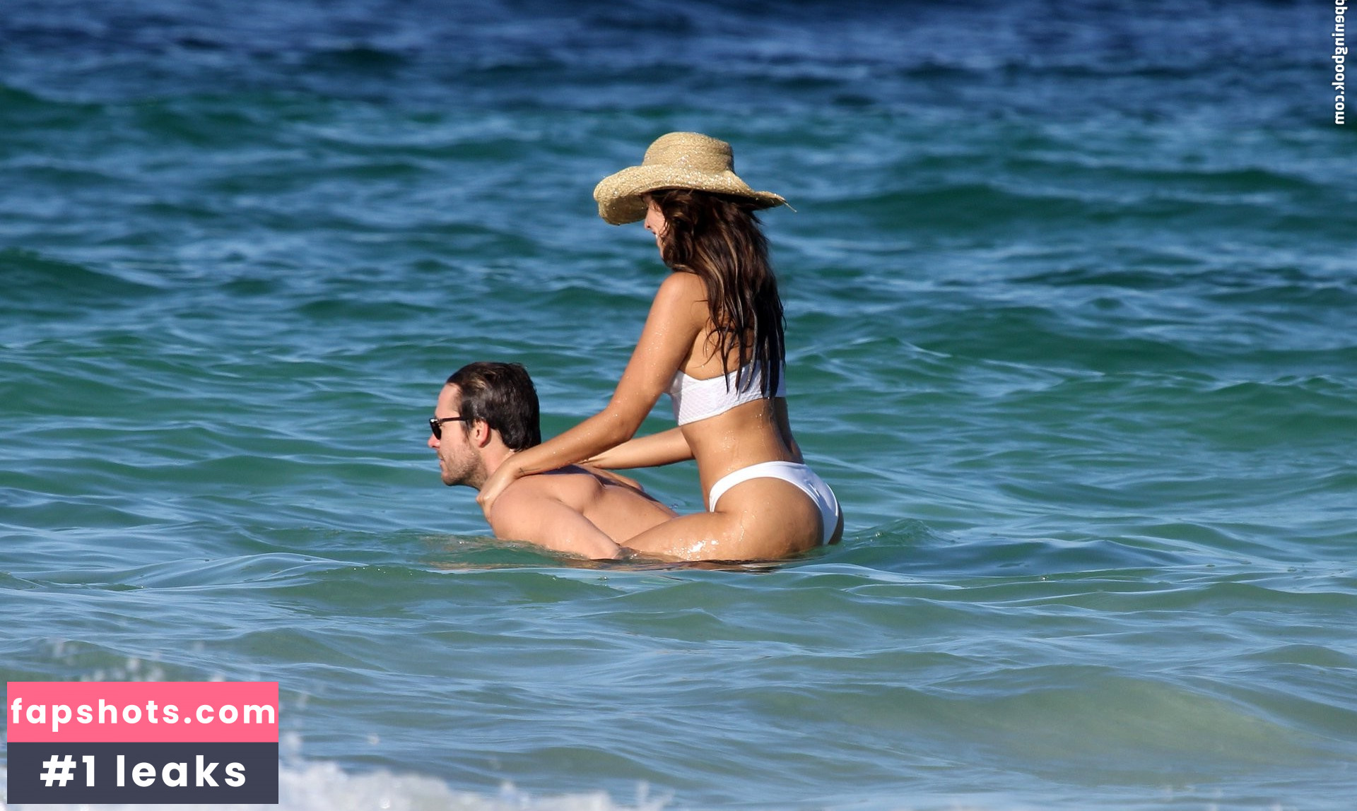 Eiza González gallery photo #1372