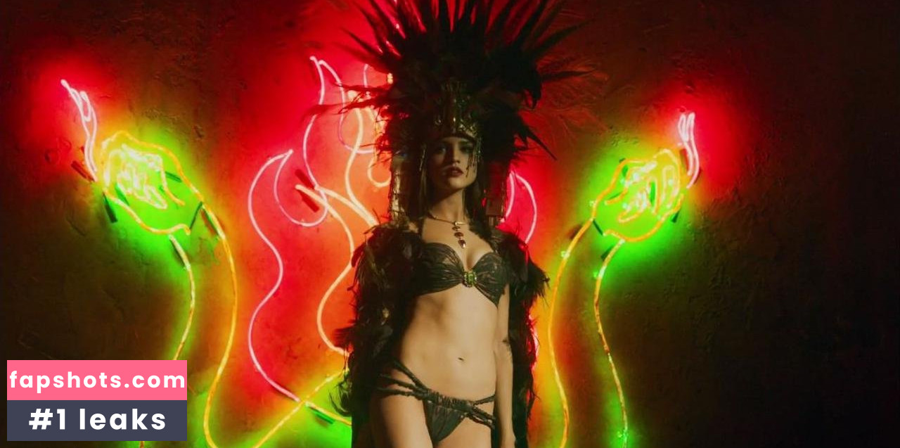 Eiza González gallery photo #1460