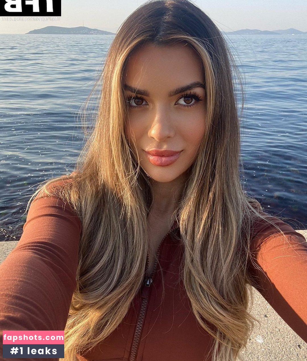 Ekin-Su Culculoglu gallery photo #102