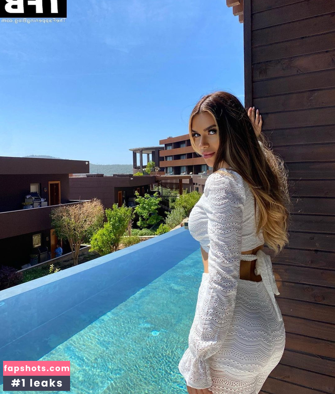 Ekin-Su Culculoglu gallery photo #100