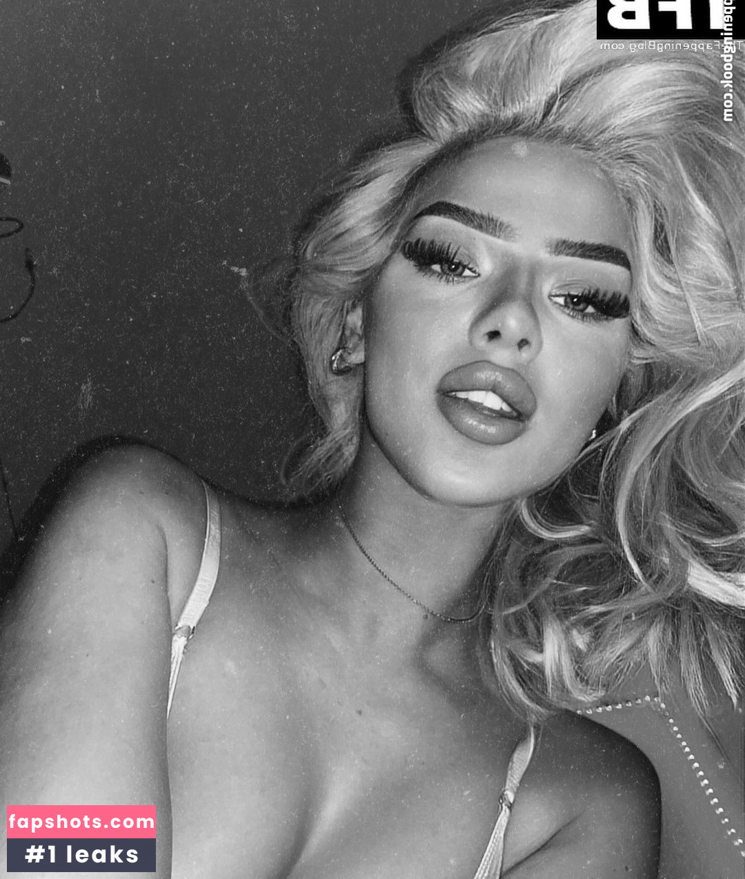 Elaine Victoria gallery photo #11