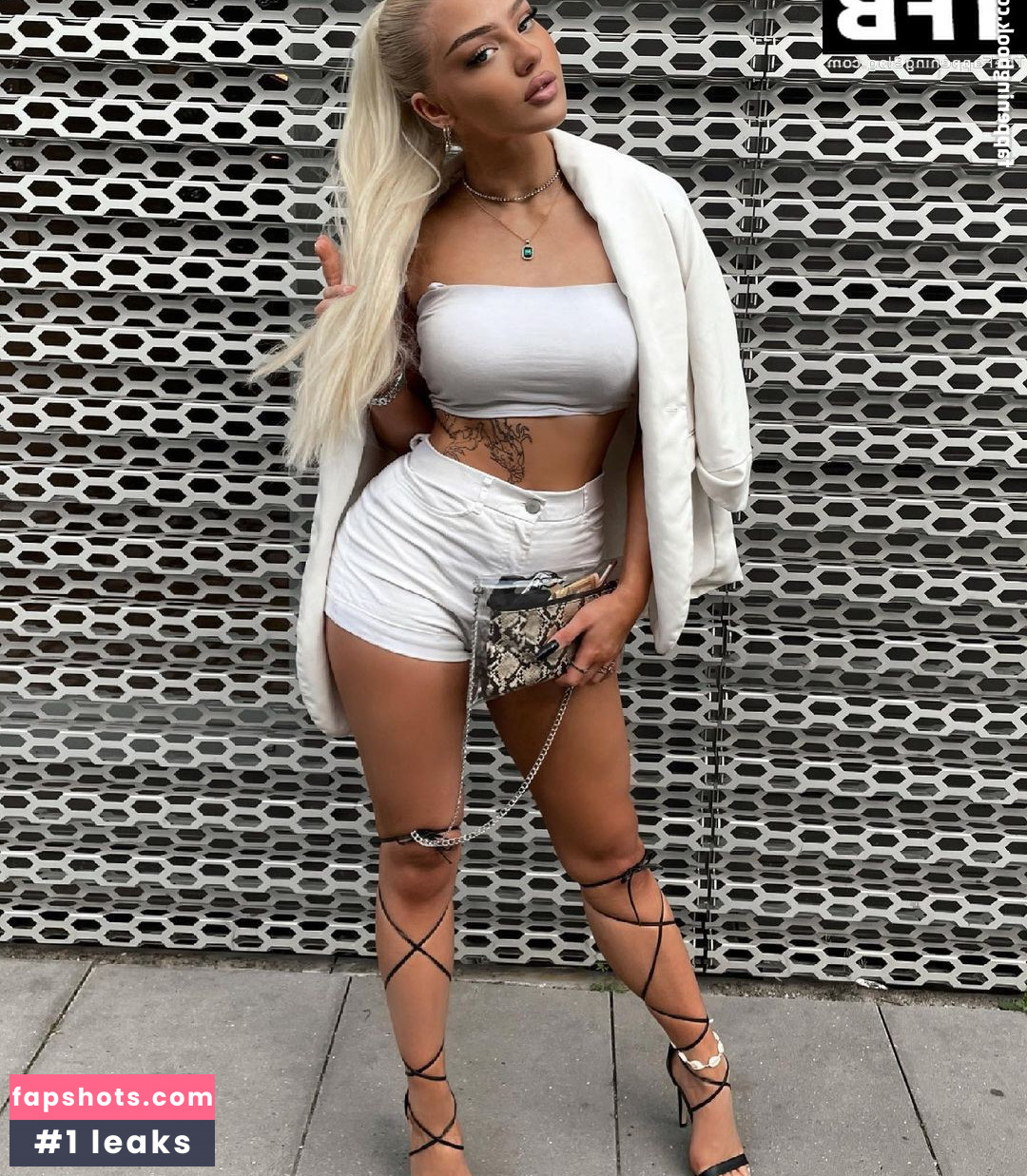 Elaine Victoria gallery photo #8