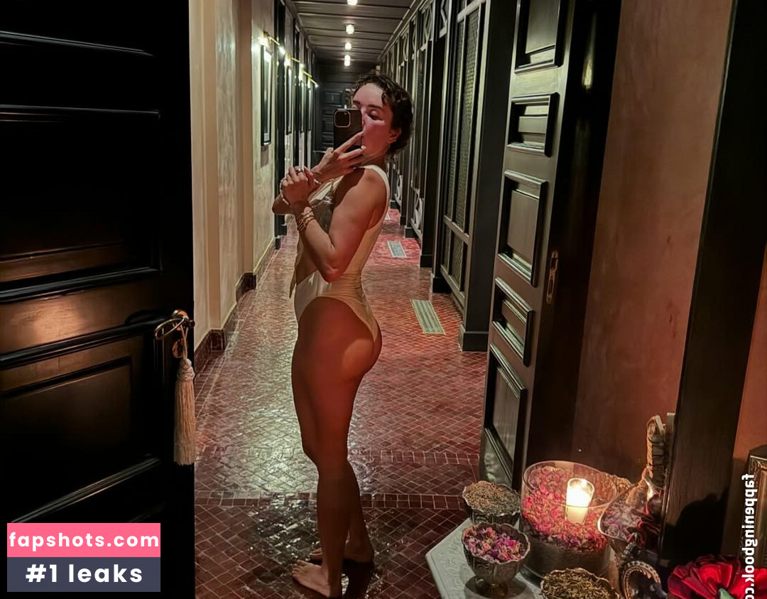 Elena Ora gallery photo #12