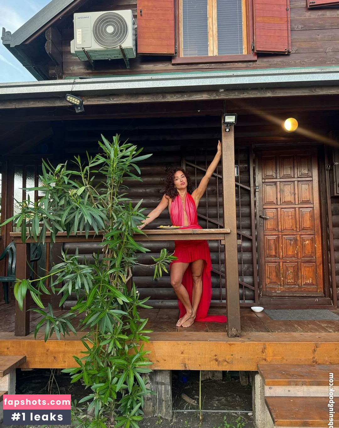 Elena Ora gallery photo #5