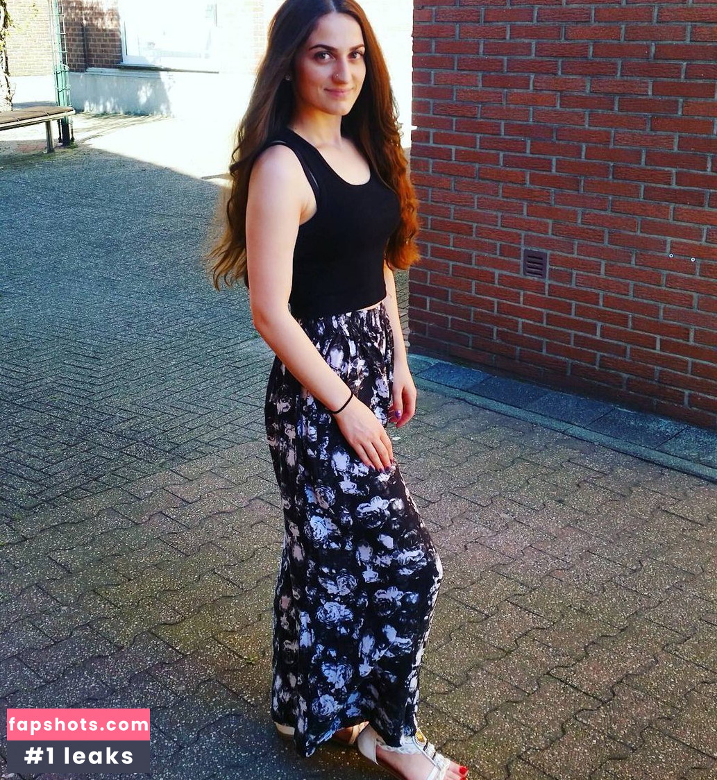 Elif Khan gallery photo #2