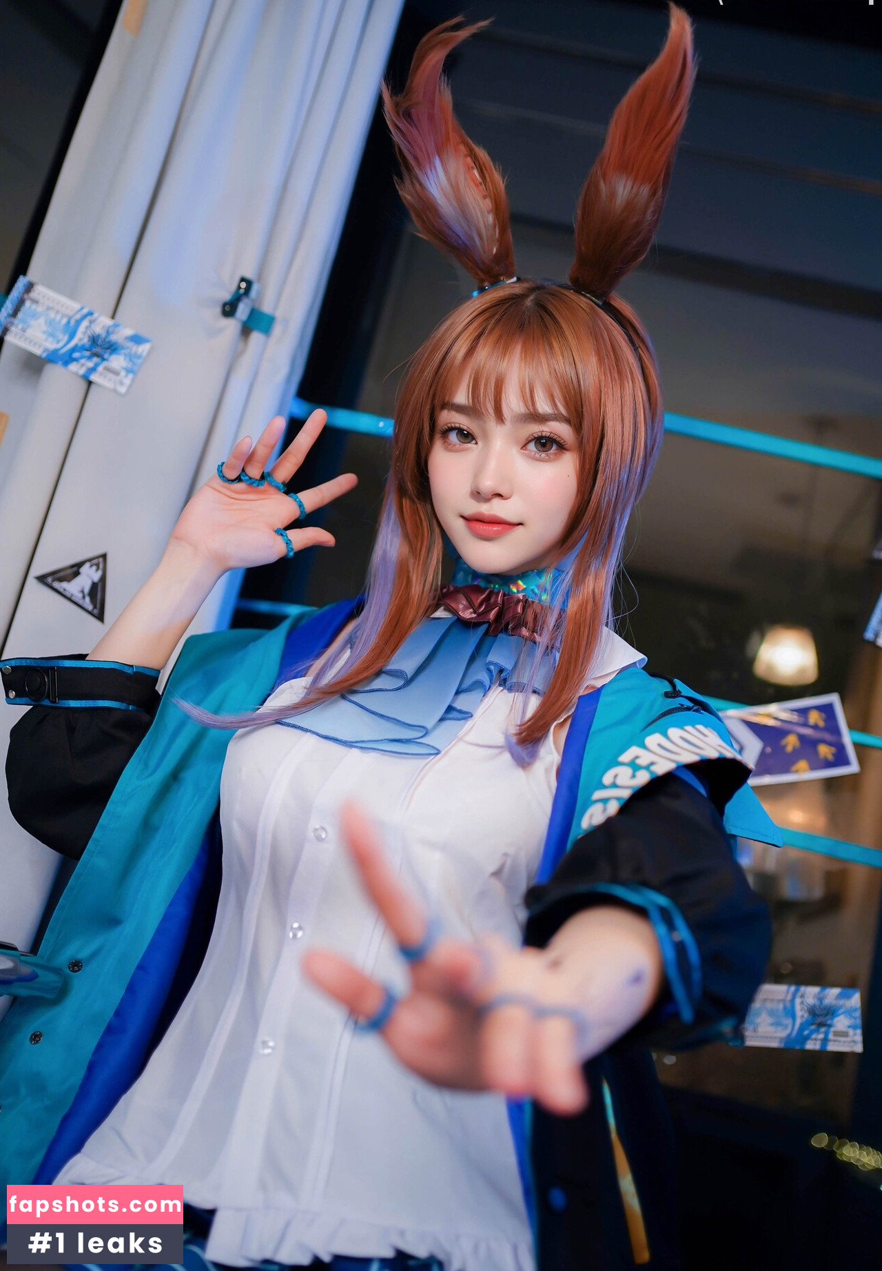 Elina Yi gallery photo #14