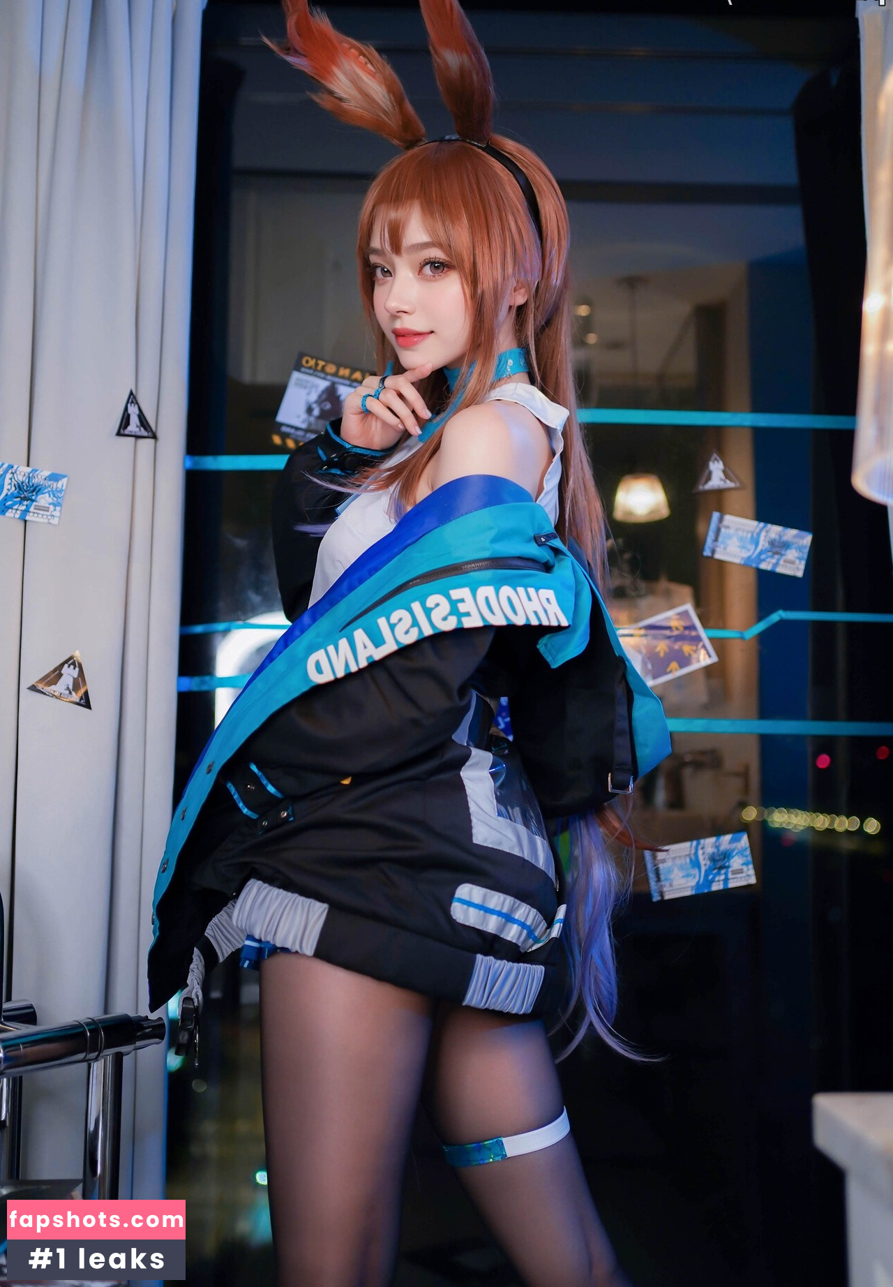 Elina Yi gallery photo #3