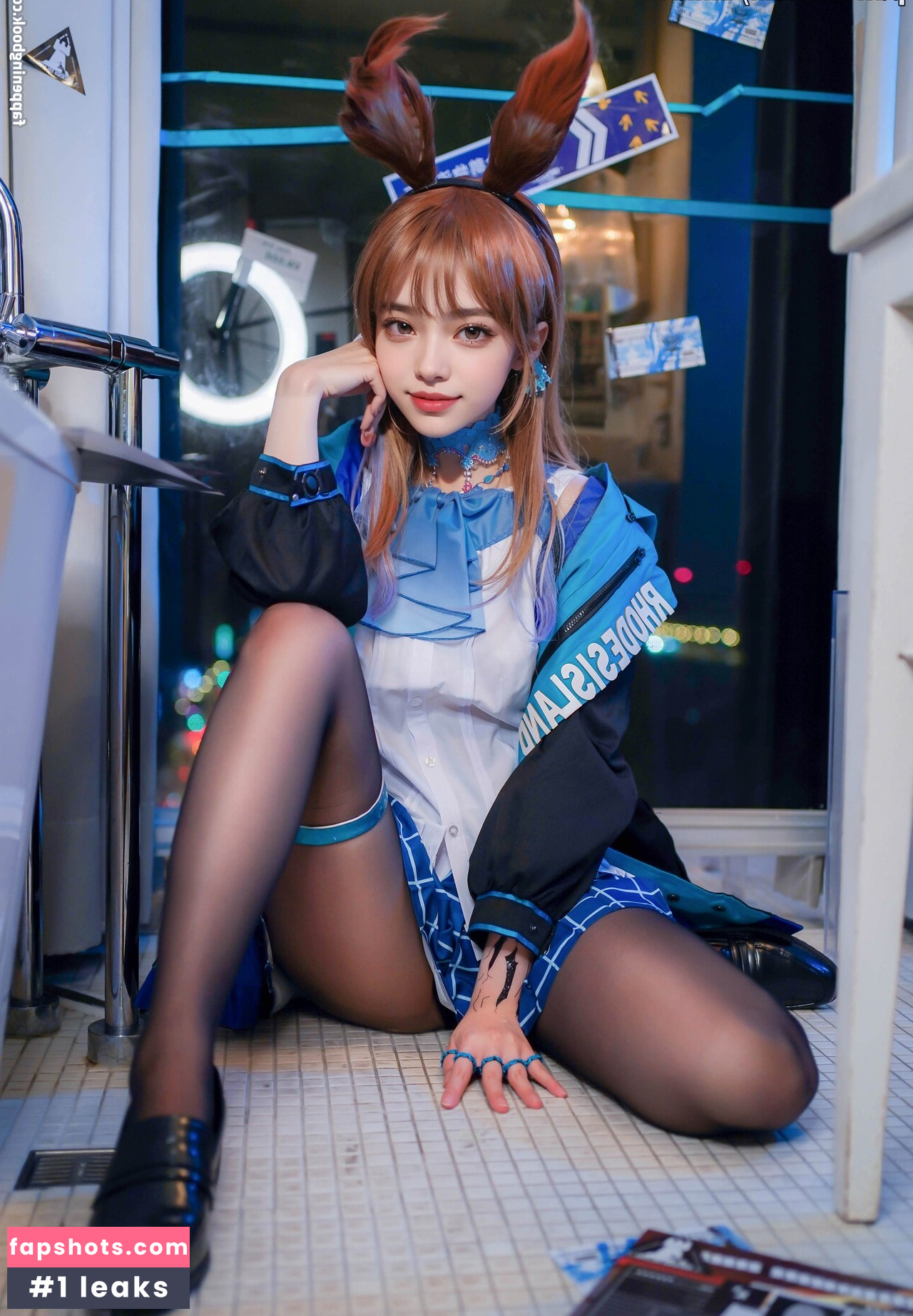 Elina Yi gallery photo #9