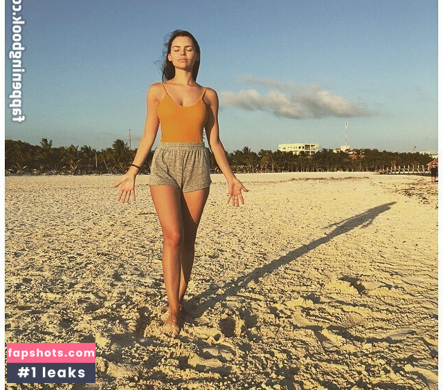 Eline Powell gallery photo #11