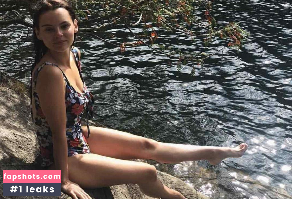 Eline Powell gallery photo #13