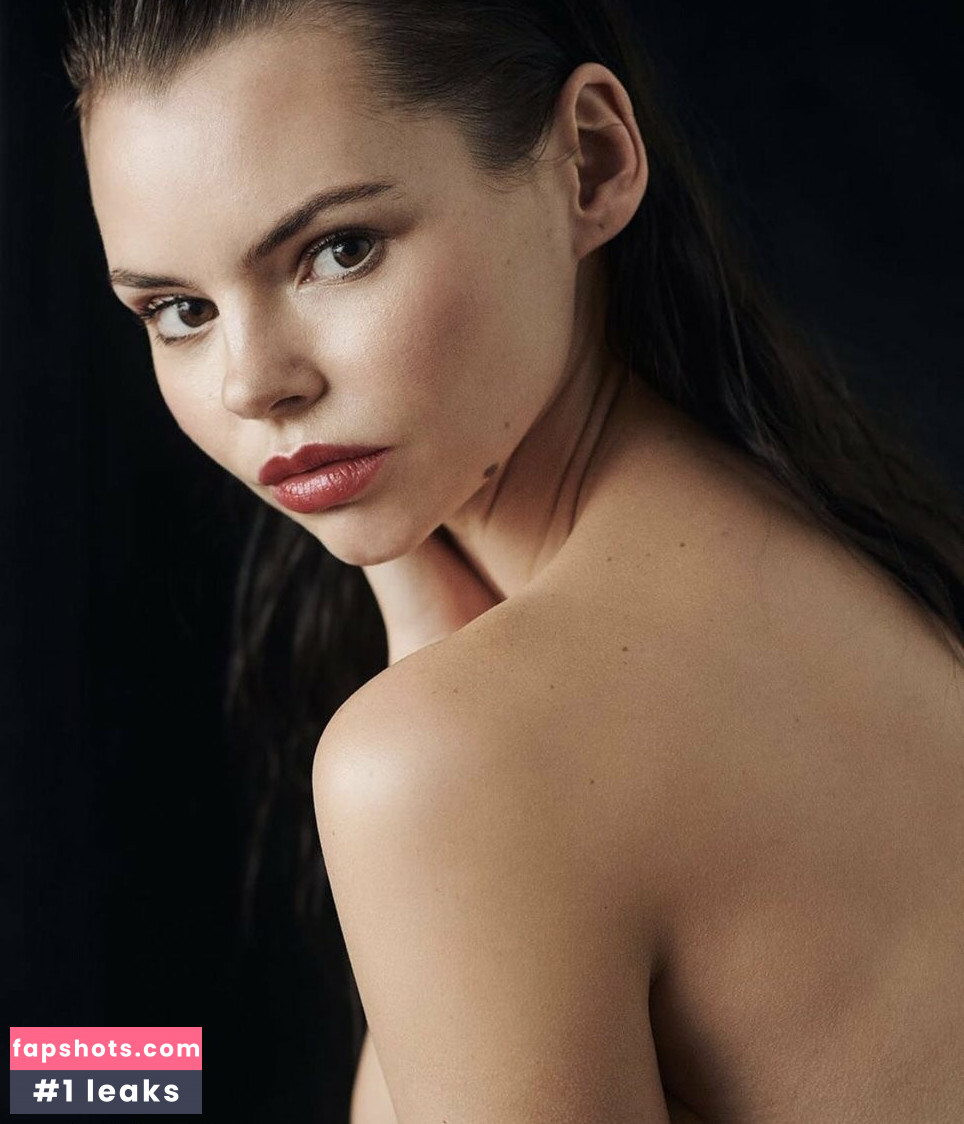 Eline Powell gallery photo #16