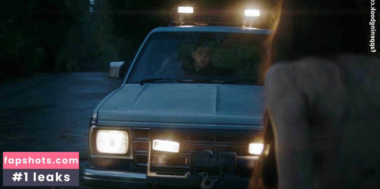 Eline Powell gallery photo #32