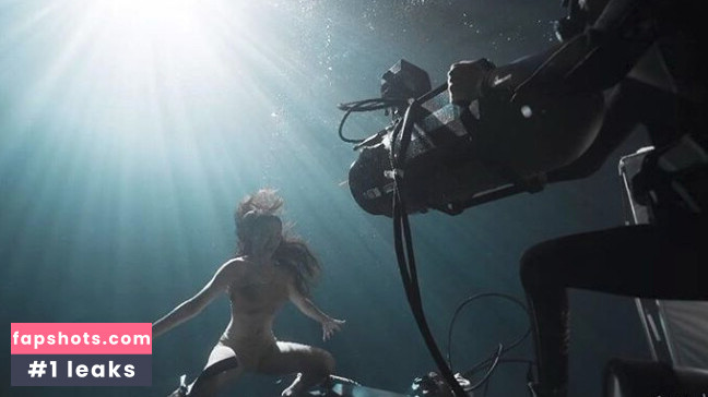 Eline Powell gallery photo #7