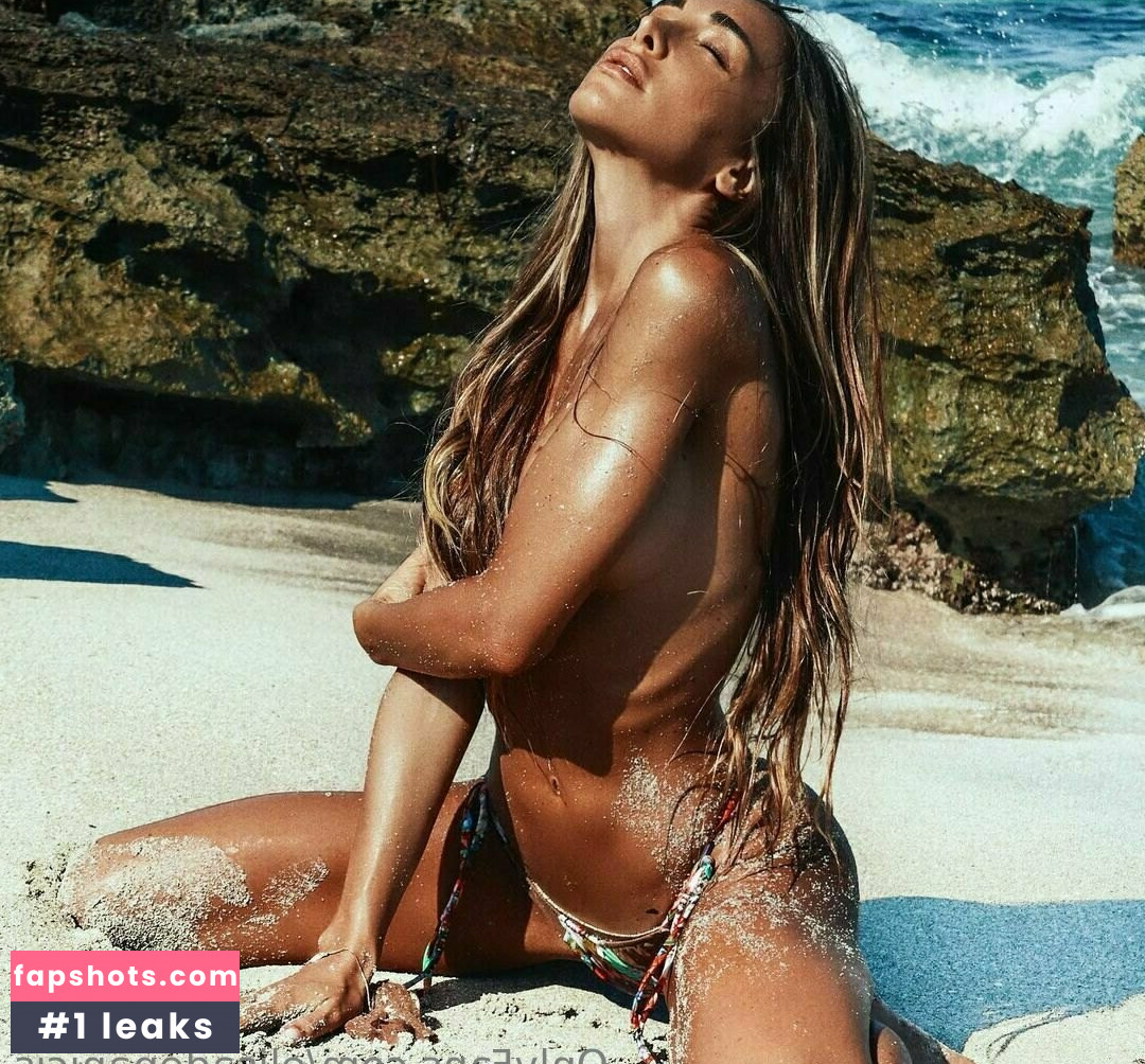 Elisa De Panicis gallery photo #7