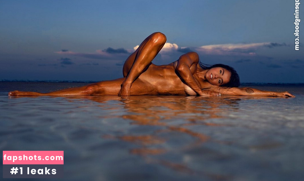 Elisa De Panicis gallery photo #8