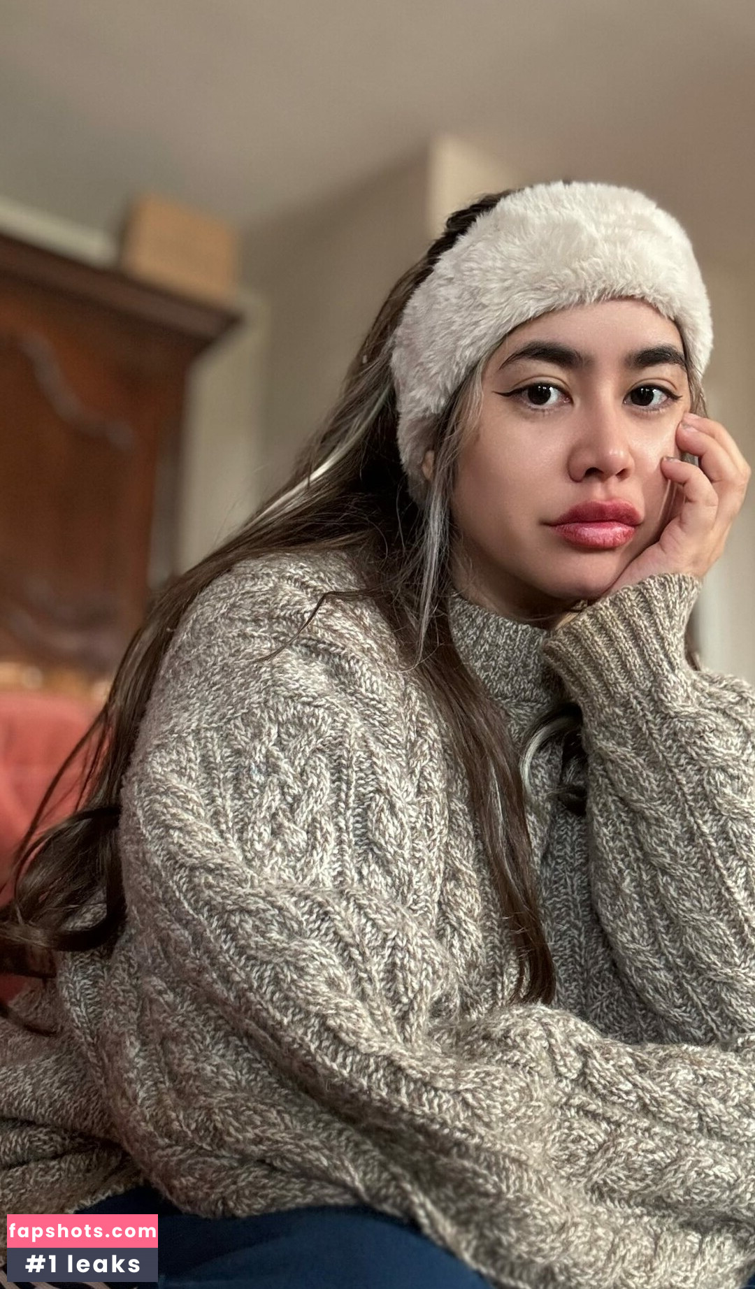 Elise ASMR gallery photo #4