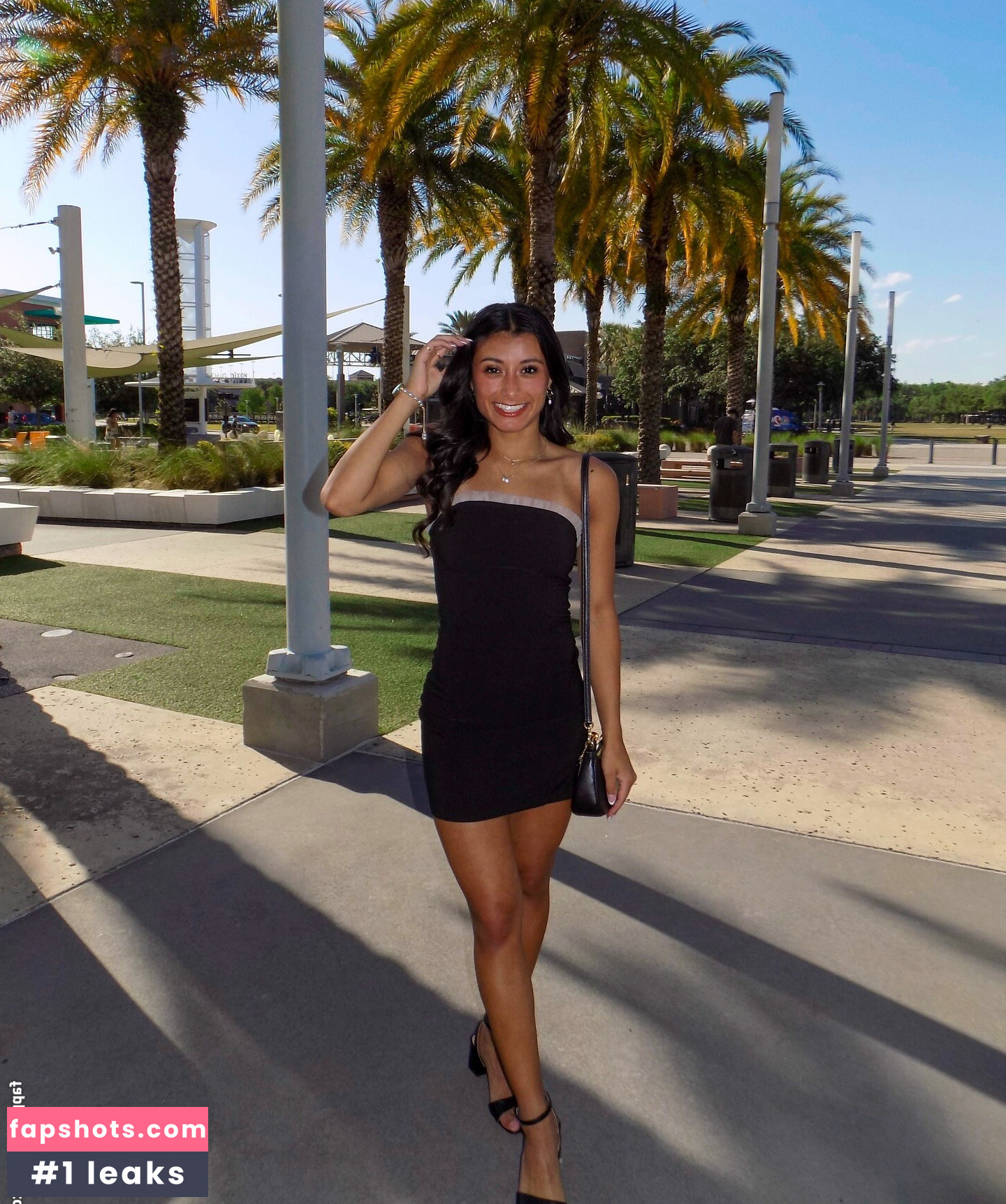 Eliza LaBelle nude babe gallery