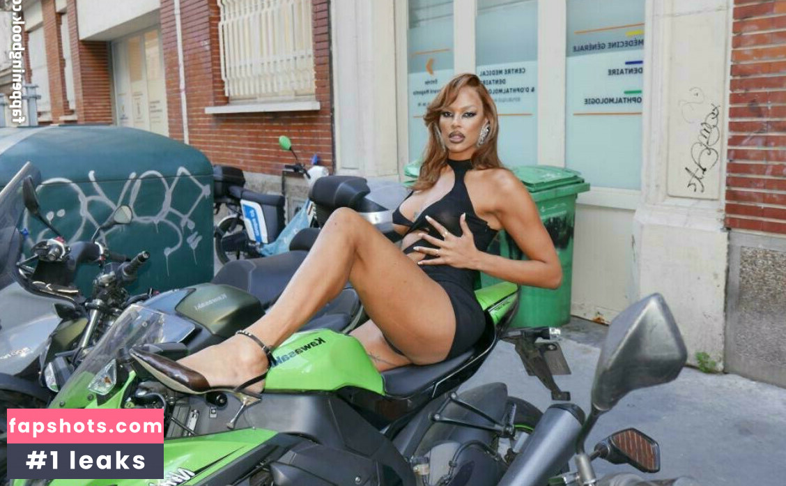 Elizabeth Cambage gallery photo #2