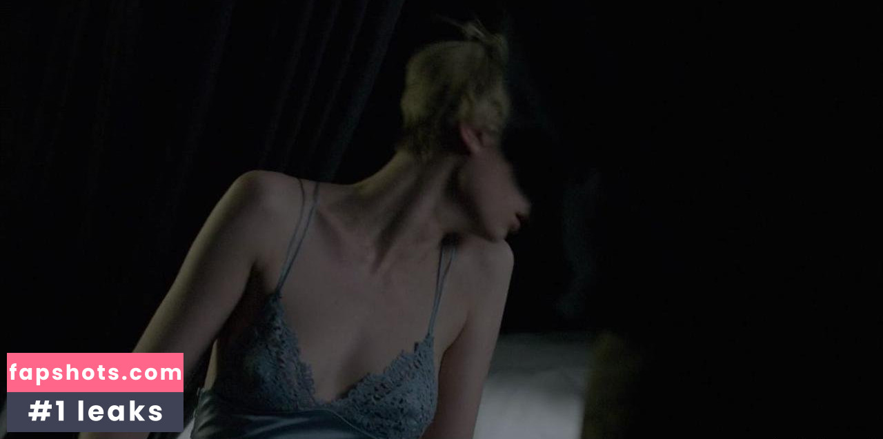 Elizabeth Debicki gallery photo #140