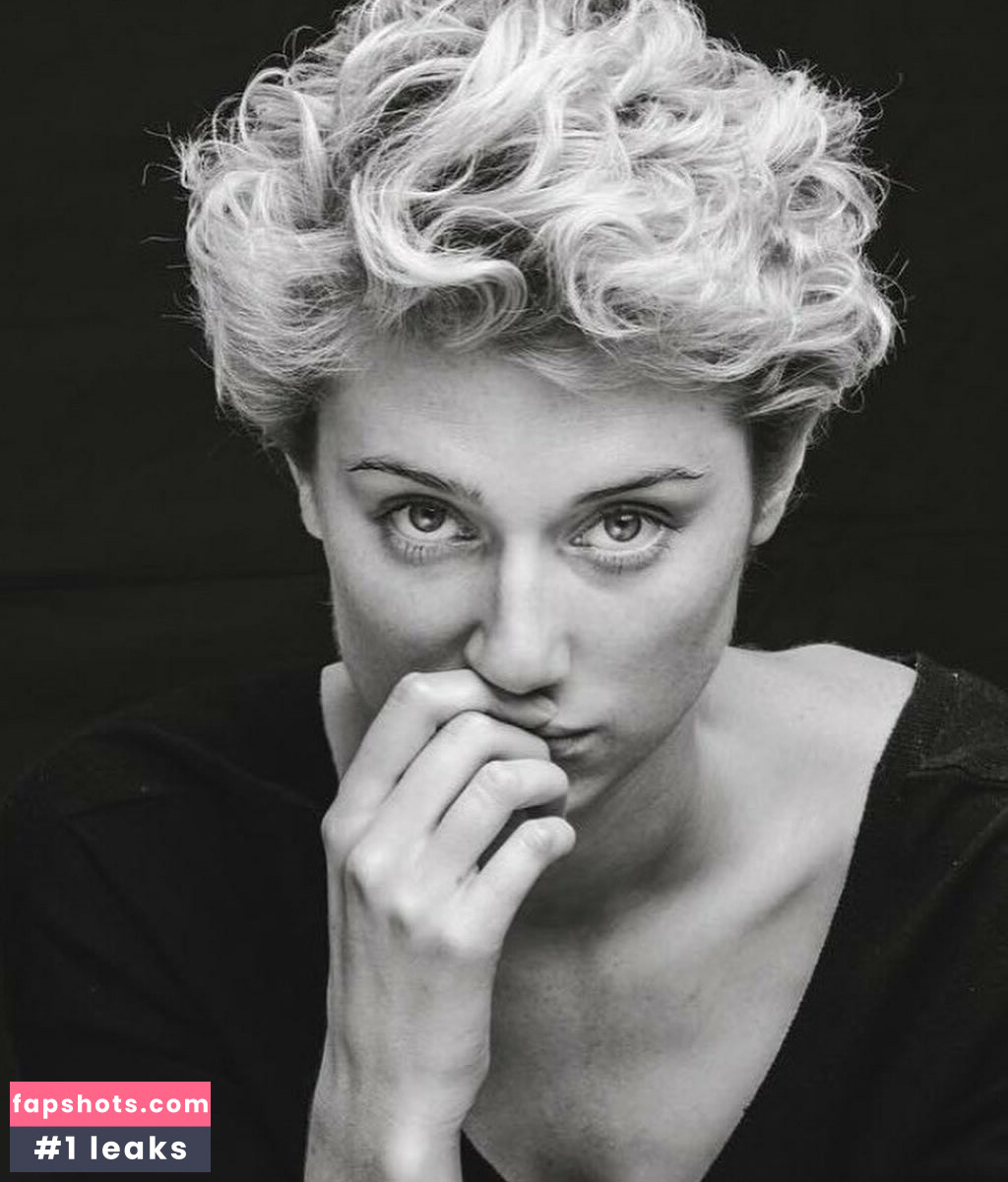 Elizabeth Debicki gallery photo #32