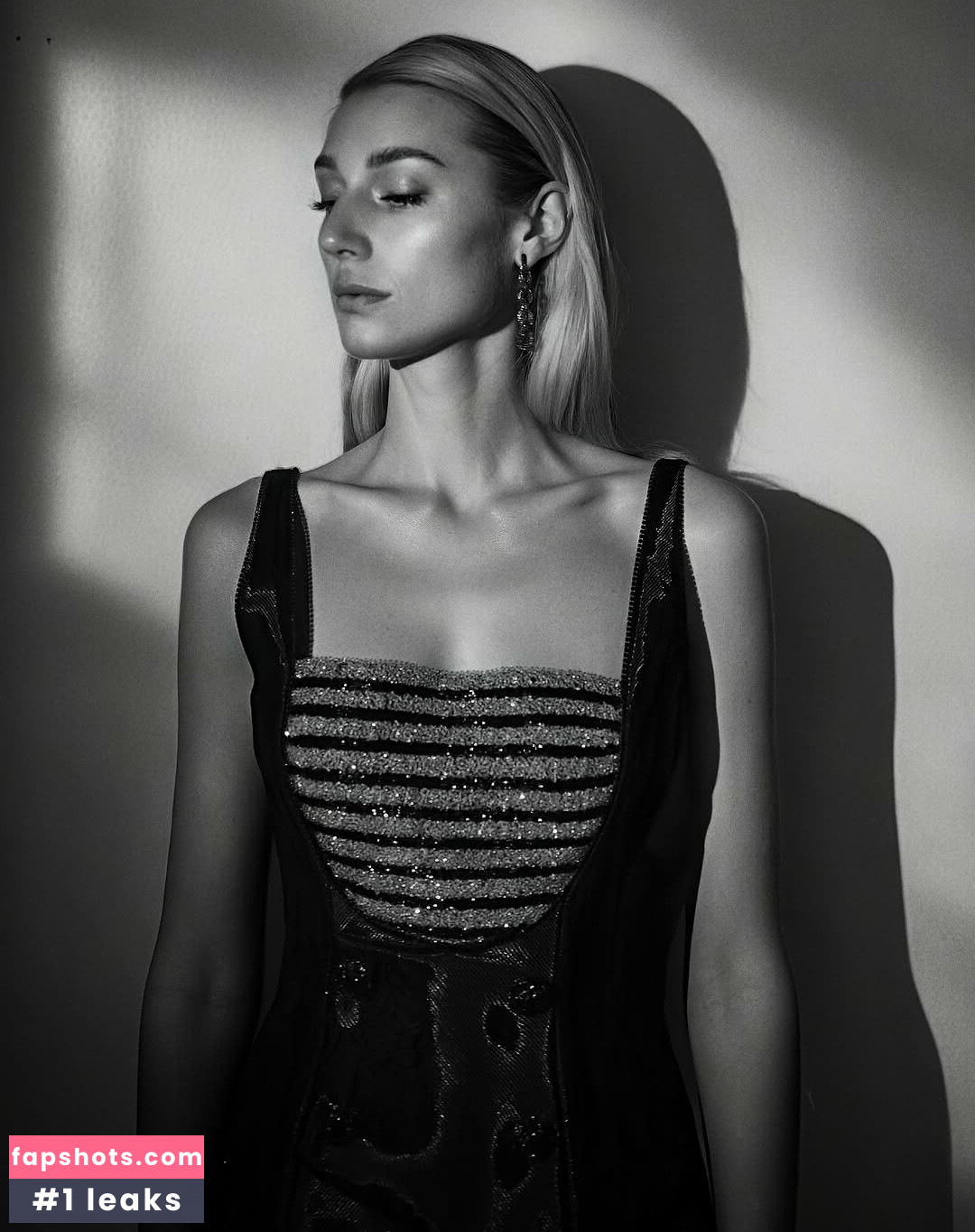 Elizabeth Debicki gallery photo #5