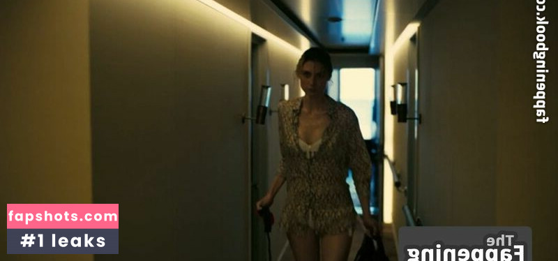 Elizabeth Debicki gallery photo #50