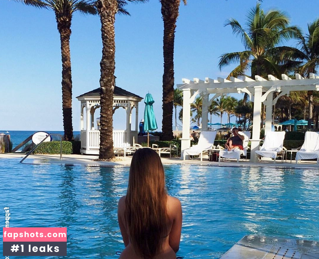 Elizabeth M gallery photo #40