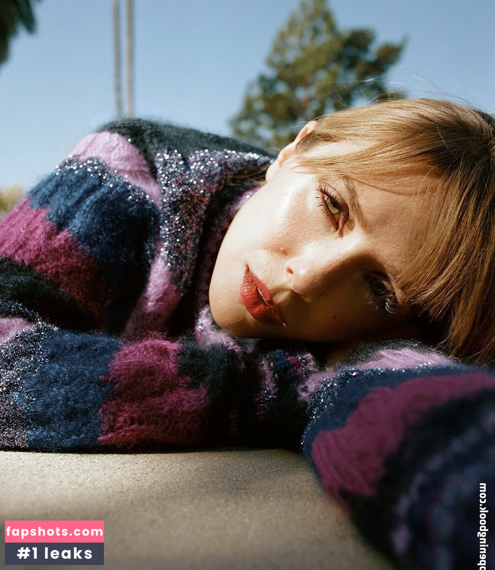 Elizabeth Olsen Nude Leaks OnlyFans Photos #874 - LeakJerk