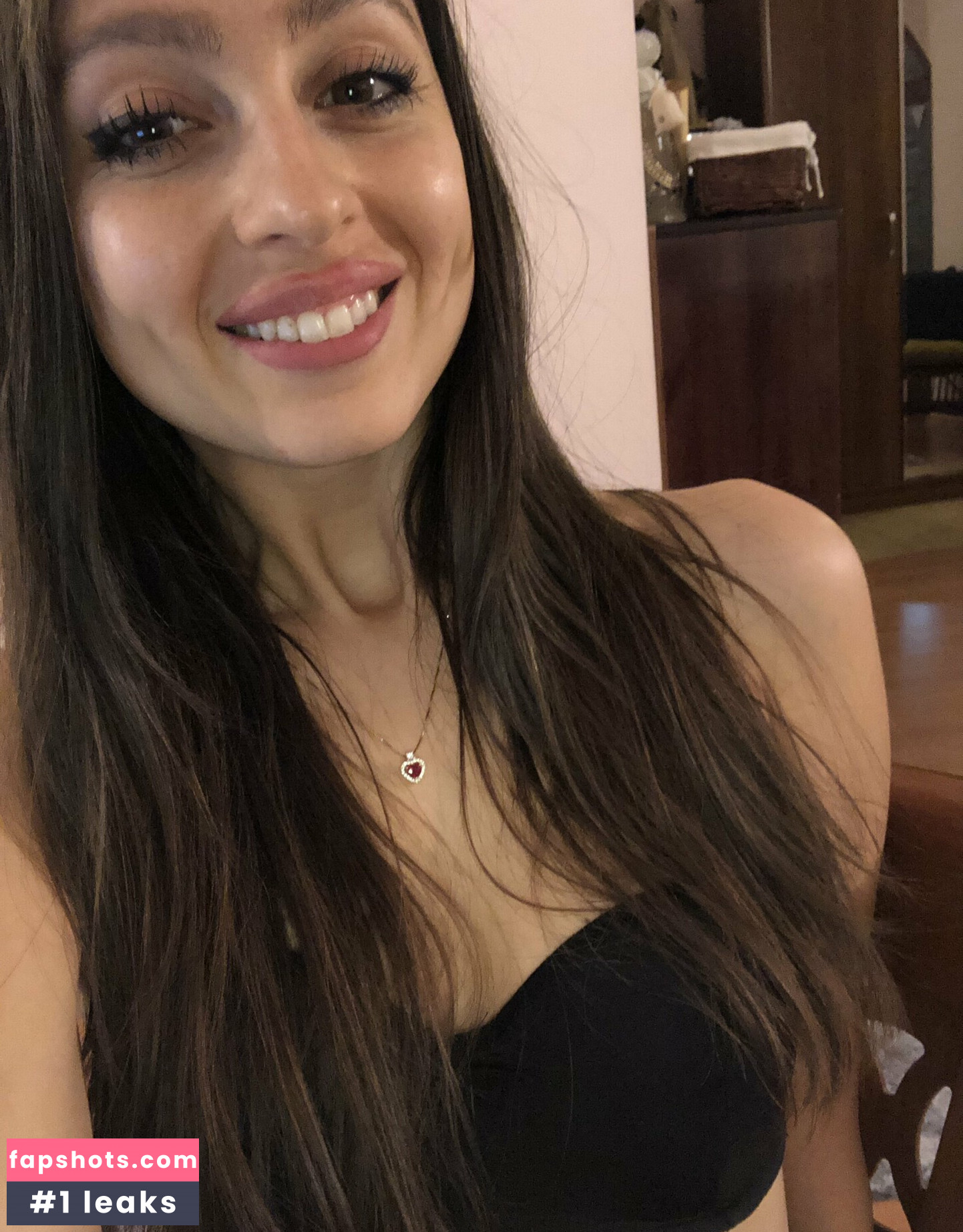 Elizabeth Sentbyeros gallery photo #11