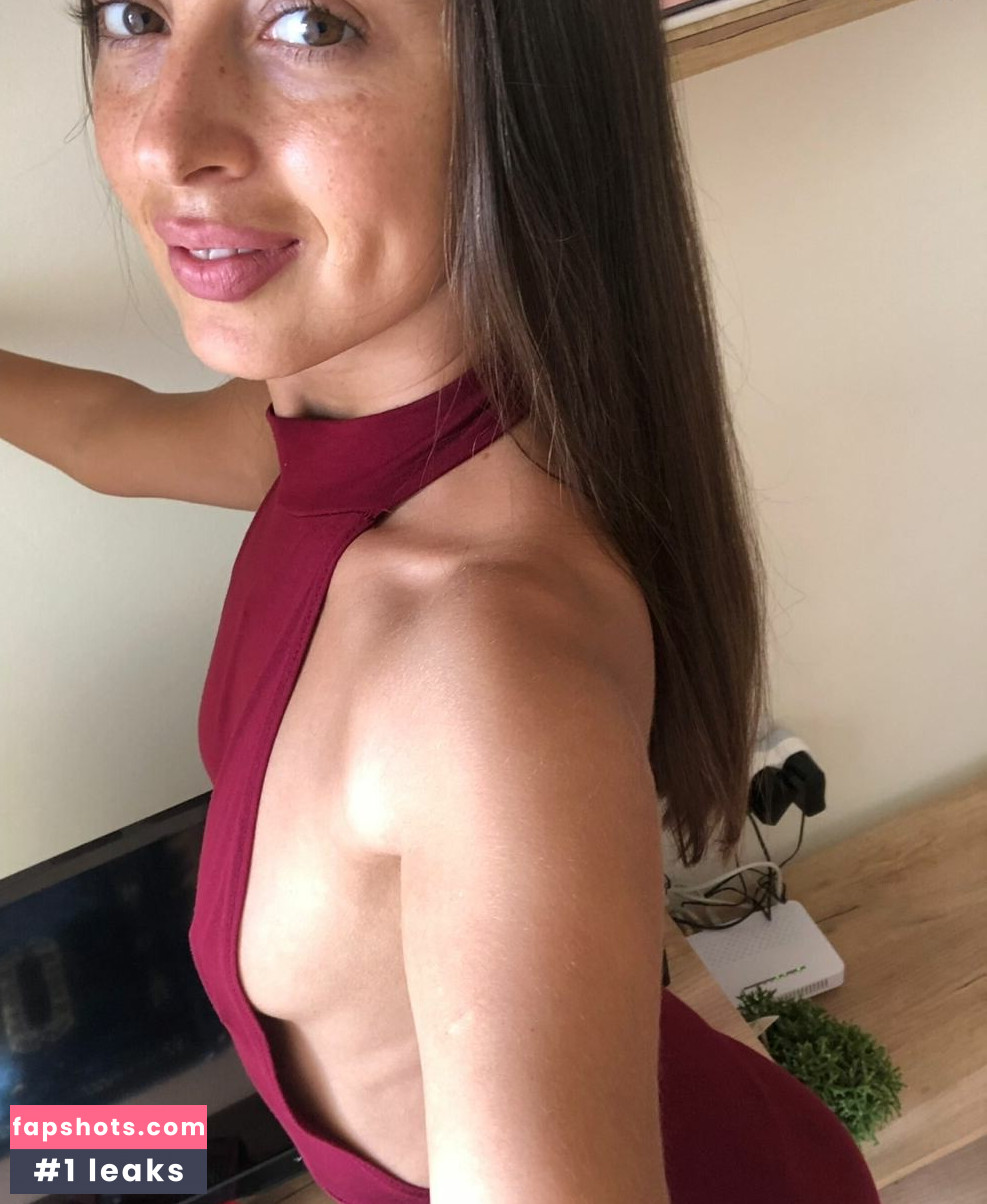 Elizabeth Sentbyeros gallery photo #7