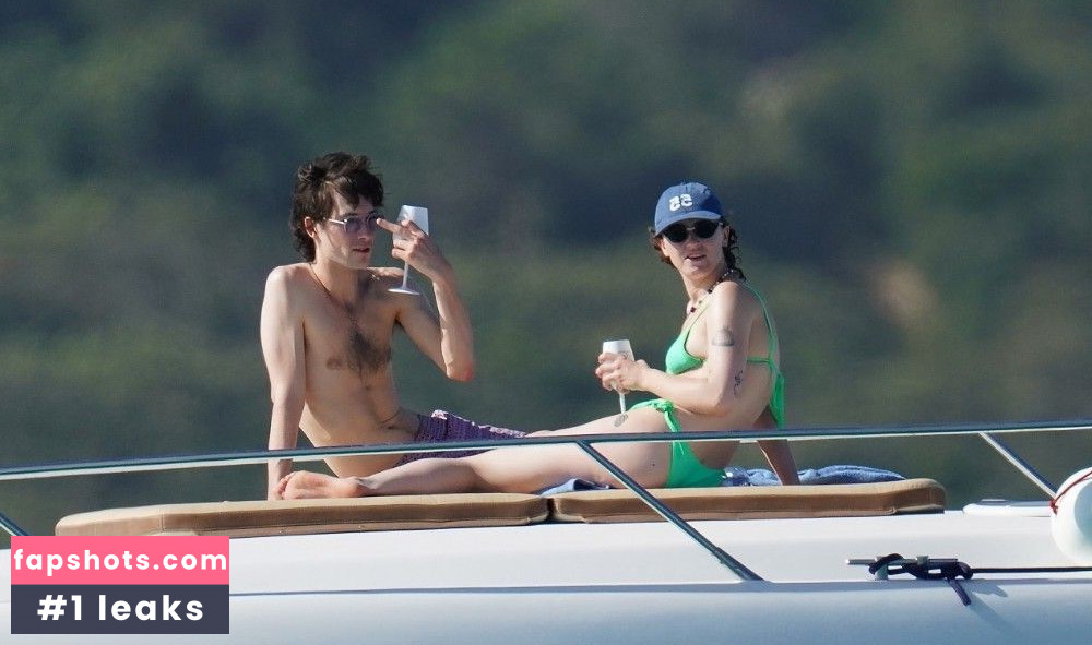 Ella Emhoff Nude Leaks OnlyFans Photos #21 - LeakJerk