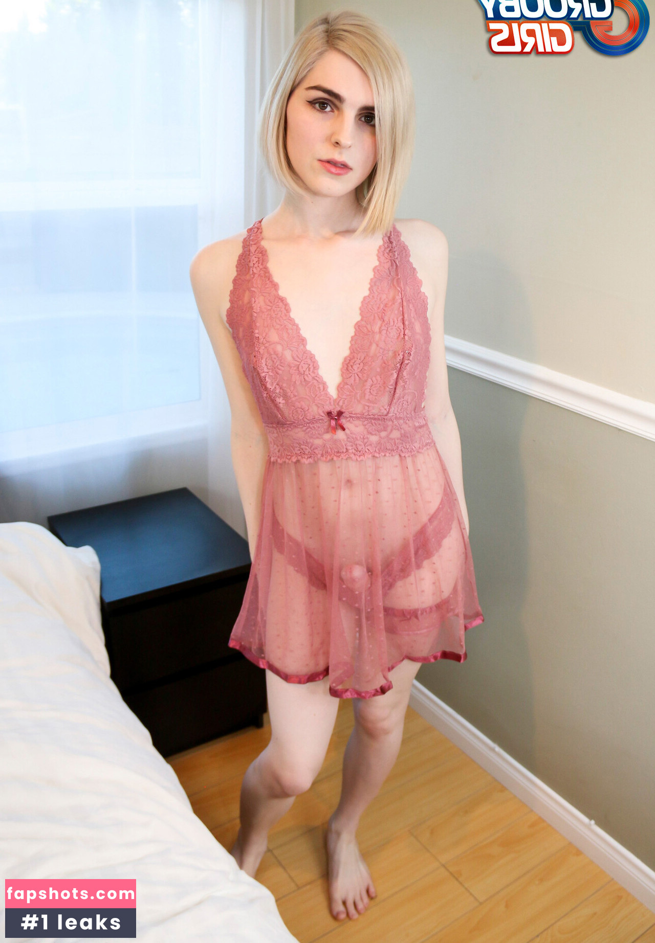 Ella Hollywood gallery photo #15