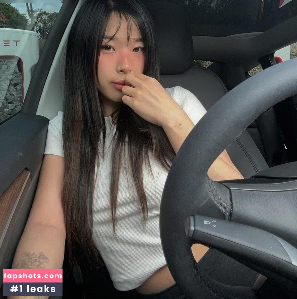 Elle Lee gallery photo #33