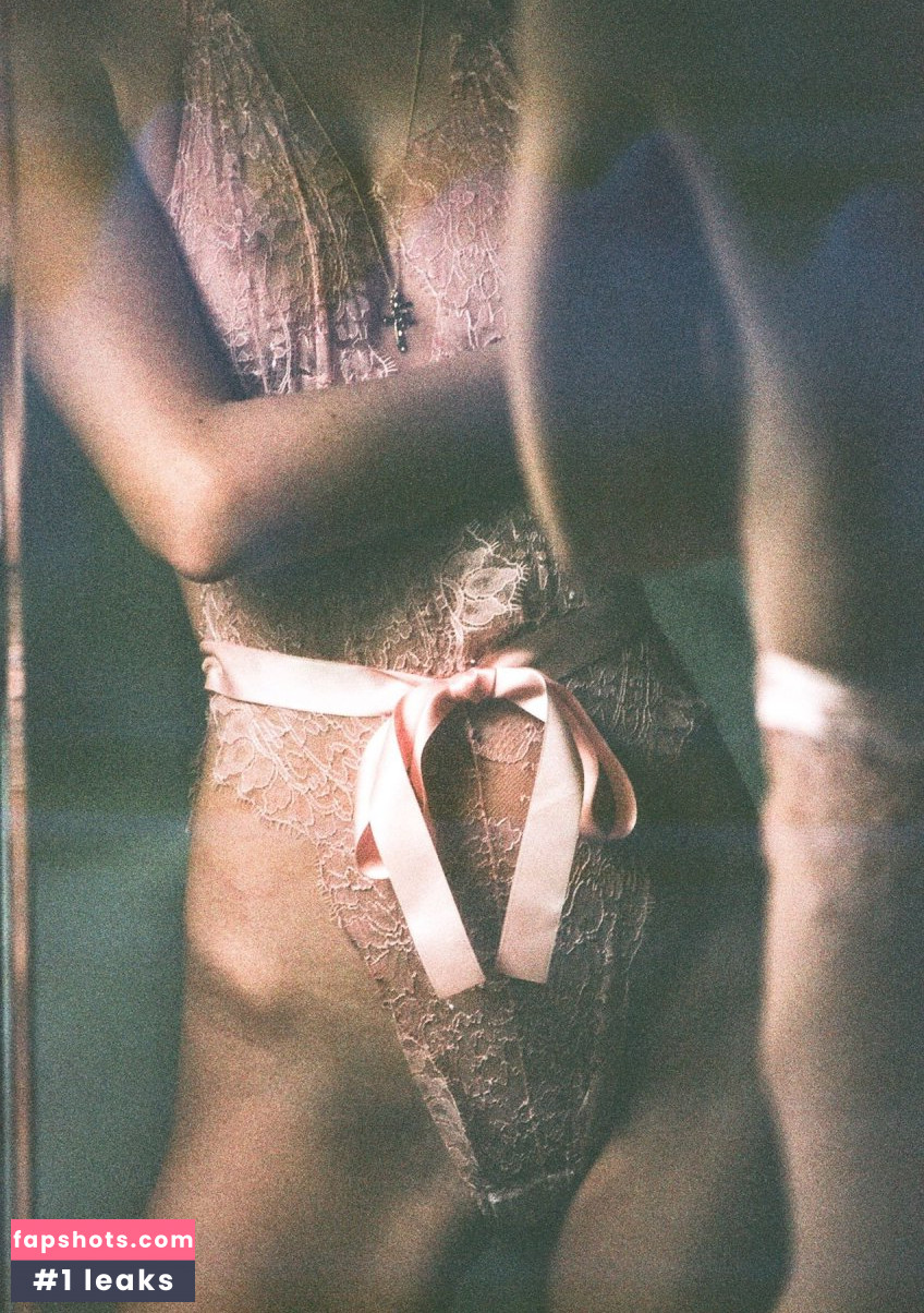 Elle Trowbridge gallery photo #55