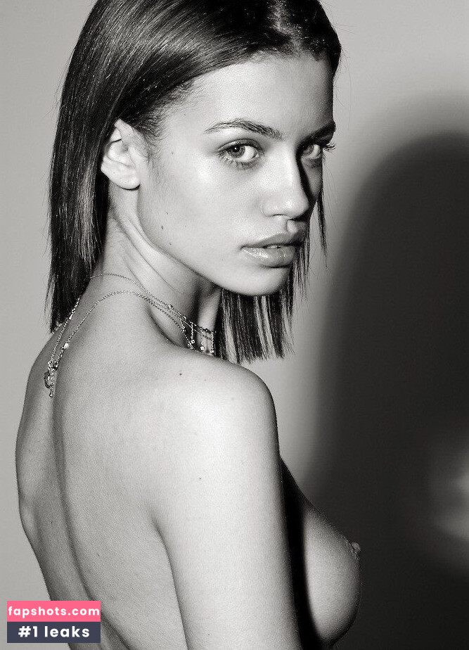 Elle Trowbridge gallery photo #62