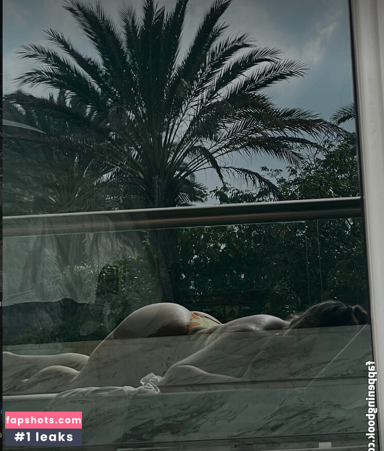 Ellesweats gallery photo #5