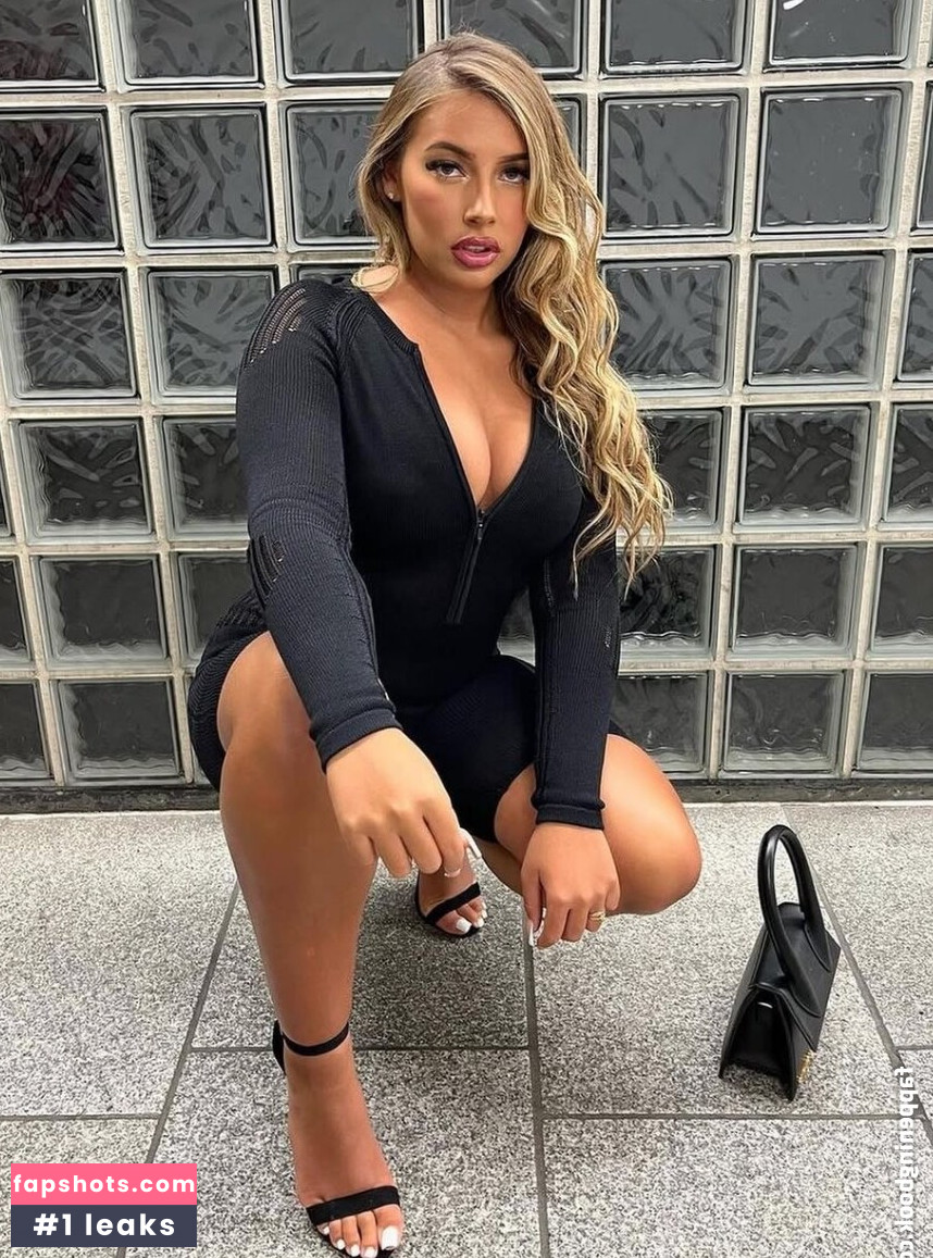 Elley Earls gallery photo #3