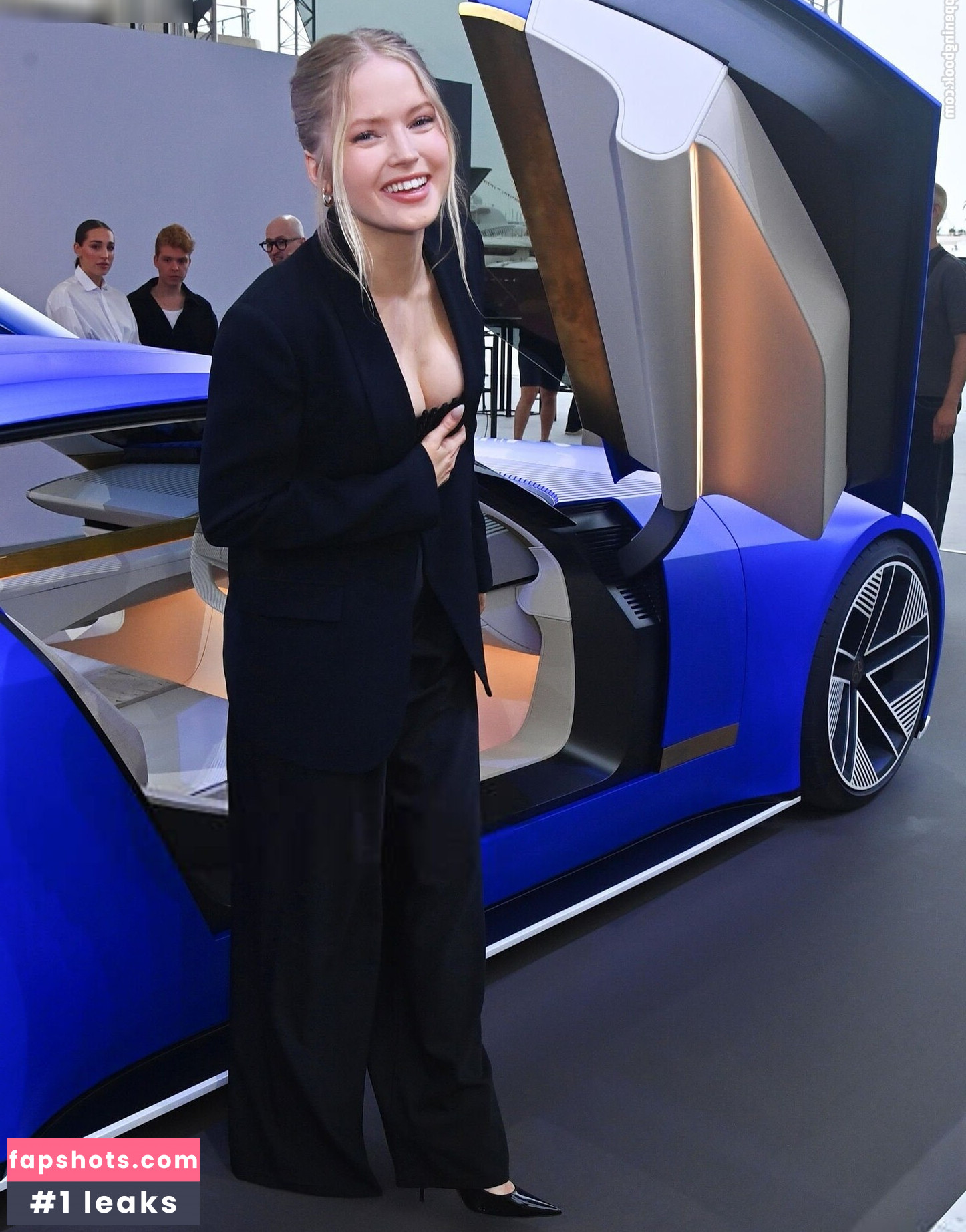 Ellie Bamber gallery photo #44