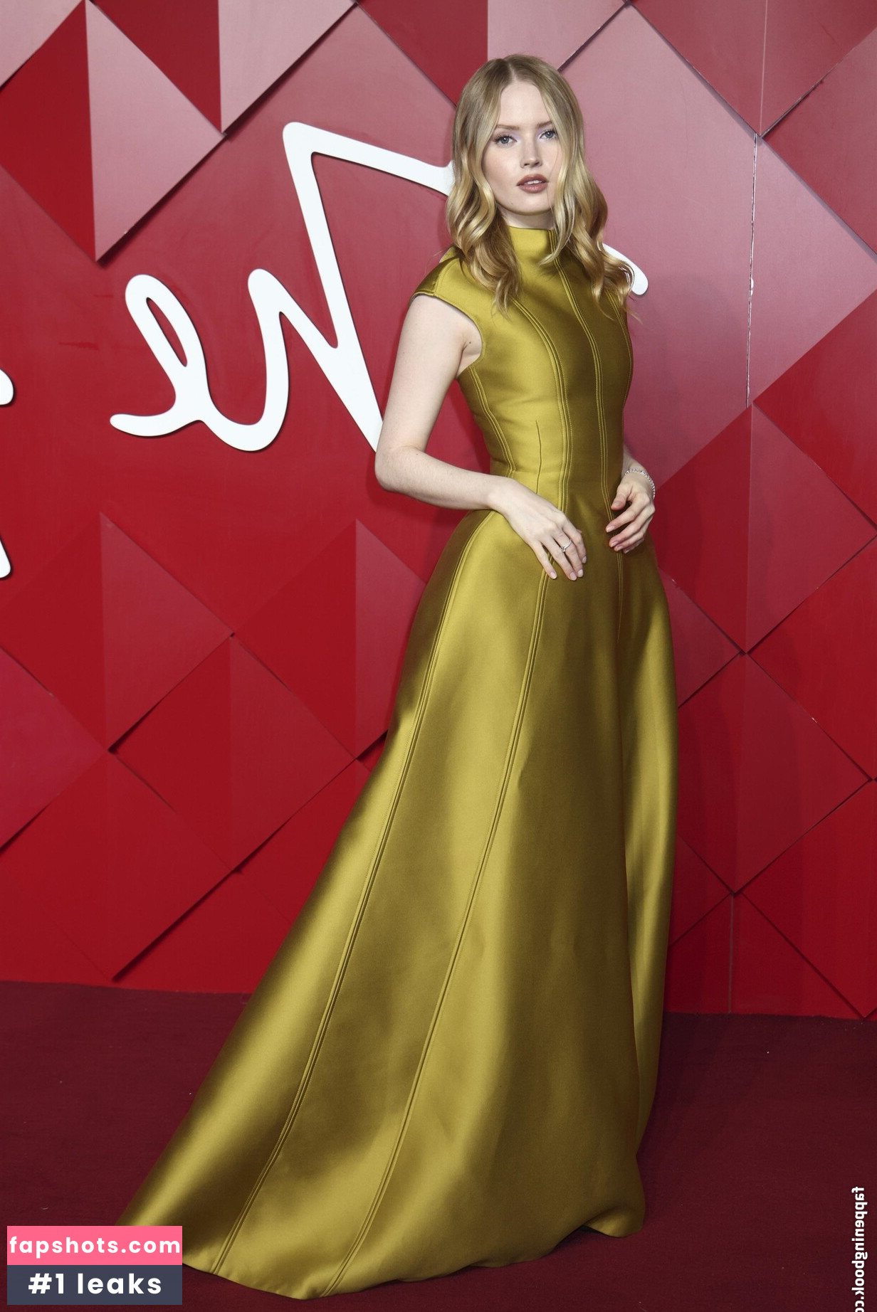 Ellie Bamber gallery photo #83