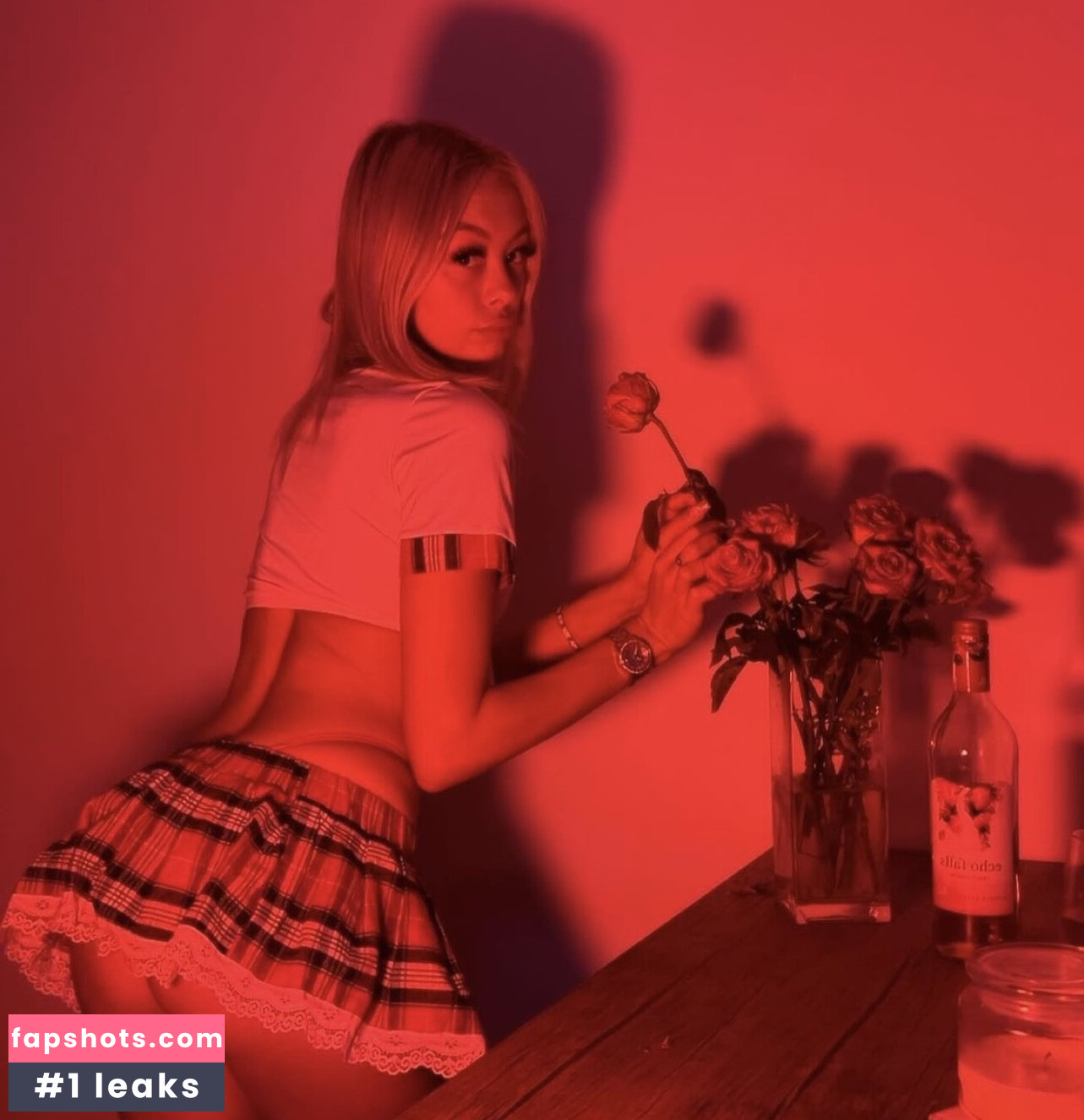 Ellie Jones gallery photo #4