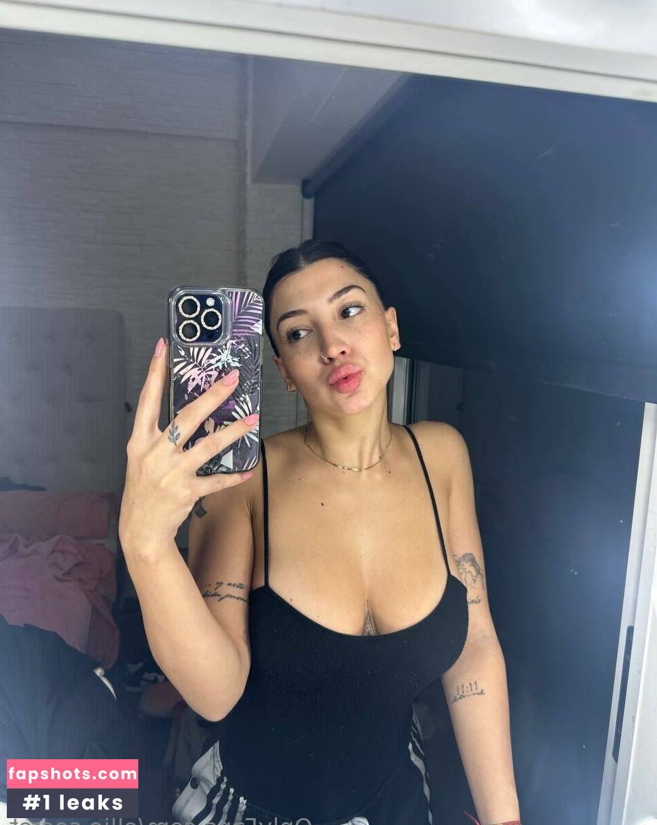 ellie.kisses gallery photo #12