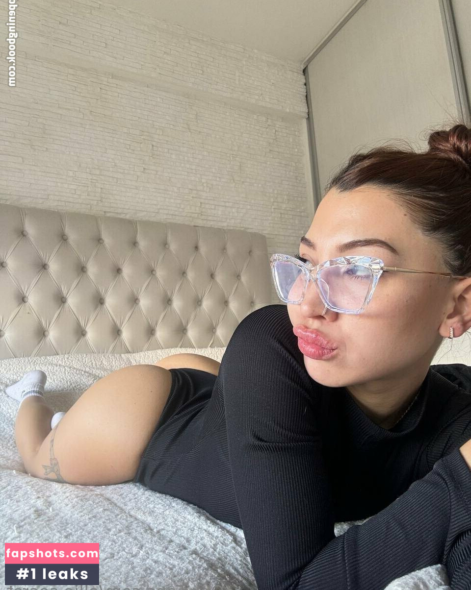 ellie.kisses gallery photo #13